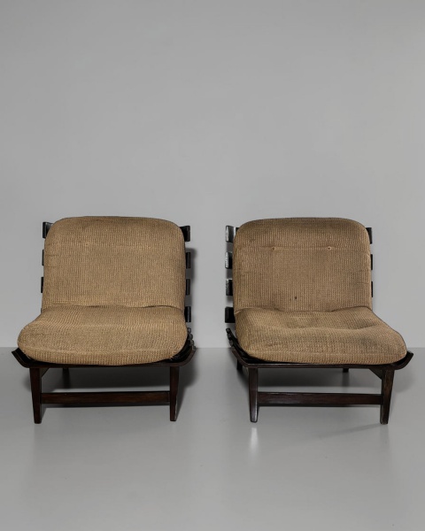 Par de Poltronas Costela - Produzidas em jacarandá, destacam-se pelo icônico desenho orgânico e pela nobreza da madeira, características que consagraram este modelo como um dos maiores símbolos do des