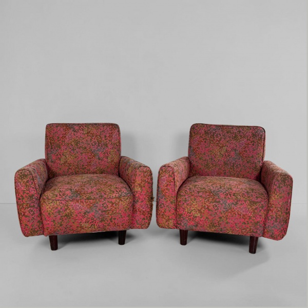 Par de Poltronas, Anos 60 - Elegante conjunto representativo do mobiliário brasileiro da década de 1960, produzido em madeira nobre, destacando-se pela qualidade construtiva e pela beleza natural da m
