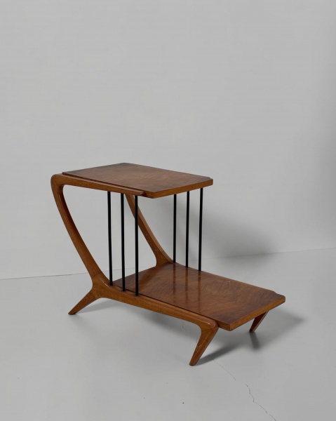 Mesa Auxiliar, Giuseppe Scapinelli - Produzida em caviúna, destaca-se pelo desenho elegante e pela qualidade construtiva, características marcantes da produção de Giuseppe Scapinelli. A madeira nobre