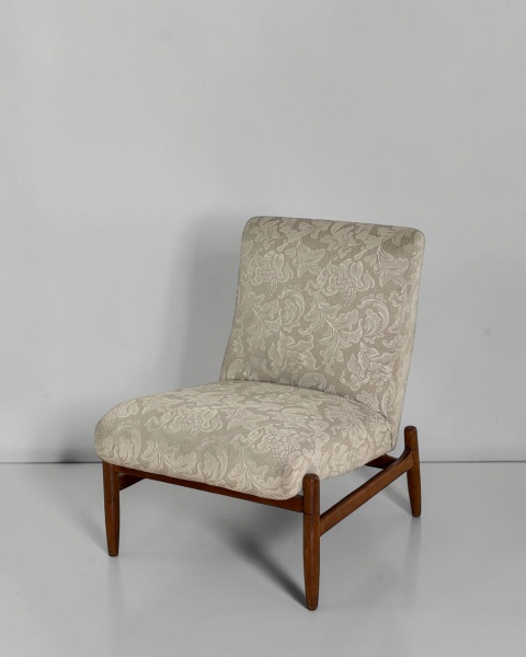 Poltrona, anos 50 - Elegante exemplar do mobiliário brasileiro da década de 1950, produzida em madeira nobre, destacando-se pela qualidade construtiva e pela beleza natural da madeira, características