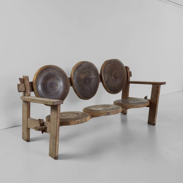 Banco Rústico Antigo - Produzido em madeira nobre, destaca-se pela construção robusta, pelas formas simples e pelo caráter autêntico que evidenciam o trabalho artesanal de época. Medidas: 192 cm de co