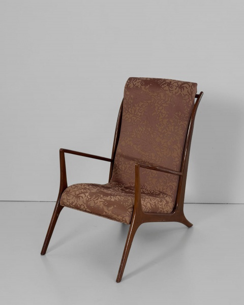Poltrona, John Graz - Produzida em madeira nobre, destaca-se pelo desenho elegante e pela qualidade construtiva, características marcantes da produção de John Graz e do mobiliário moderno brasileiro.
