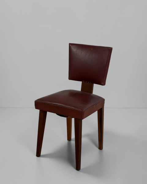 Cadeira, Anos 60 - Produzida em madeira nobre, destaca-se pela qualidade construtiva e pelo desenho característico do mobiliário brasileiro da década de 1960. Medidas: 80 cm de altura, 42 cm de largur