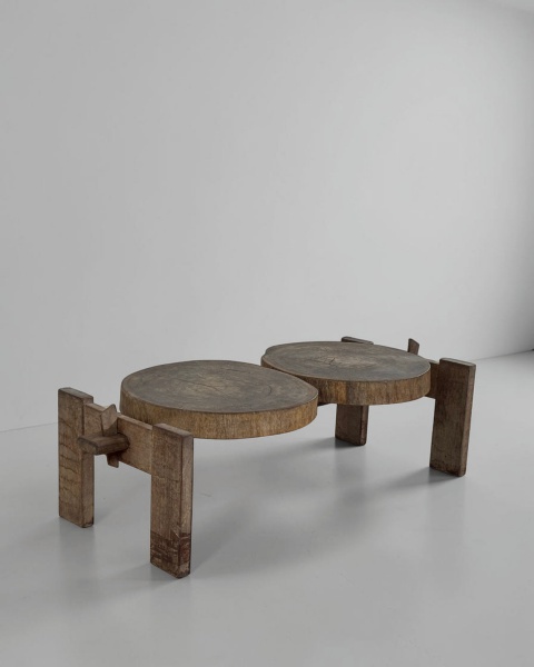 Mesa de Centro/Banco Rústico Antigo - Produzida em madeira nobre, destaca-se pela construção robusta e pelo caráter artesanal, podendo ser utilizada tanto como mesa de centro quanto como banco, preser