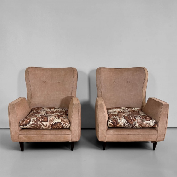 Par de Poltronas, Giuseppe Scapinelli (atribuído) - Elegante conjunto atribuído a Giuseppe Scapinelli, destacando-se pelo desenho de linhas refinadas e pela qualidade construtiva, características marc