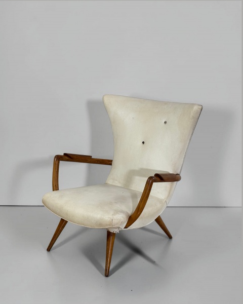 Poltrona, Giuseppe Scapinelli - Produzida em caviúna maciça, destaca-se pelo desenho elegante e pela qualidade construtiva, características marcantes da produção de Giuseppe Scapinelli no mobiliário m