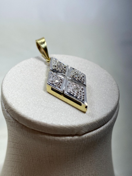PINGENTE, EM OURO AMARELO, 18K, TAMANHO: 2,5CM, PESO: 2.56 gr, DIAMANTES: 4X 0,001CT, TOTAL DE : 0,004 CT | REF: T7337