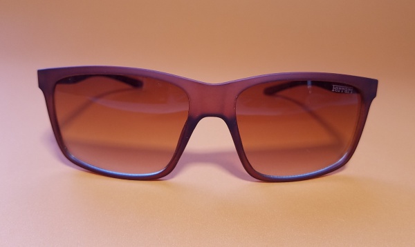 Óculos de sol fumê, estilo Scuderia Ferrari masculino quadrado.
