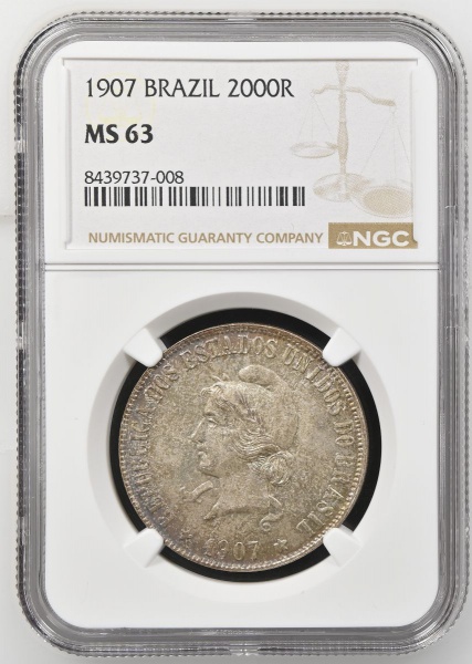Moeda do Brasil - 2.000 Réis - 1907 - XX Grammas - Graduada pela NGC MS63- Cunhada em prata (.900), peso de 20 gramas - República - Cat. AI P696. O NGC MS63 indica que a sua moeda do Brasil passou por