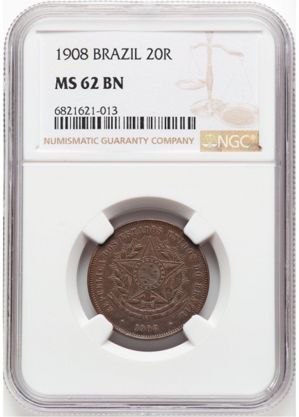 Moeda do Brasil: 20 Réis 1908 - Al B811 - Bronze. Graduada pela NGC MS62 BN FLOR DE CUNHO.A sigla NGC MS62 BN refere-se a uma moeda de cobre, bronze ou latão classificada pela Numismatic Guaranty Comp