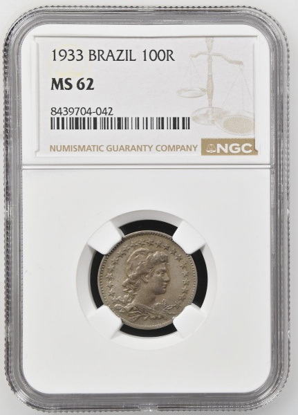 Moeda do Brasil - 100 réis - 1933 - V087 -Graduada pela NGC MS62.Apenas 1.314.000 cunhadas. MS: A sigla vem de Mint State, que significa que a moeda nunca circulou no comércio. No Brasil, equivale à c