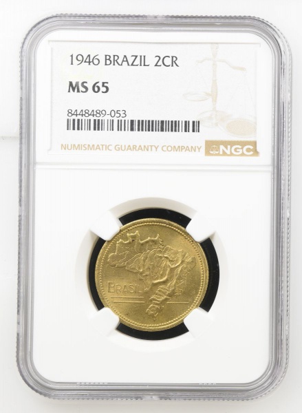 Moeda do Brasil - 2 Cruzeiros - 1946 - V242 -Graduada pela NGC MS65 -FLOR DE CUNHO.MS: A sigla vem de Mint State, que significa que a moeda nunca circulou no comércio. No Brasil, equivale à categoria