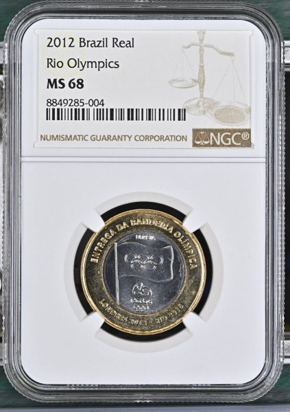 MOEDA DO BRASIL 1 REAL 2012 RIO OLYMPICS (ENTREGA DA BANDEIRA OLÍMPICA) NGC MS 68.(2 MAIOR GRADUAÇÃO DA NGC PARA ESTA MOEDA).FLOR DE CUNHO EXCEPCIONAL!!!