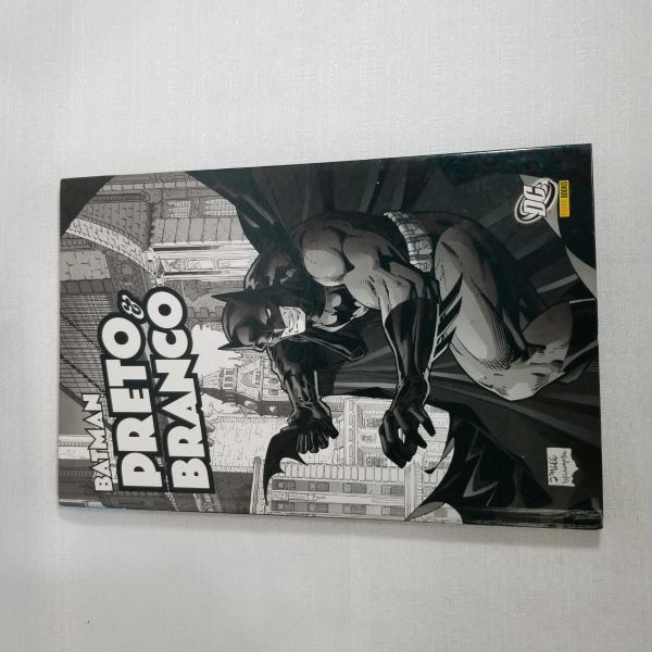 Livro BATMAN PRETO E BRANCO DC. Caso as informações descritas neste lote não sejam suficientes para sanar suas dúvidas, mande um WhatsApp para (11) 91264-3806 ou envie um e-mail para contato@retrovers