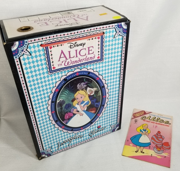 Caixa reforçada de papel com revista Alice no pais das maravilhas (35x26x13cm). Caso as informações descritas neste lote não sejam suficientes para sanar suas dúvidas, mande um WhatsApp para (11) 9126