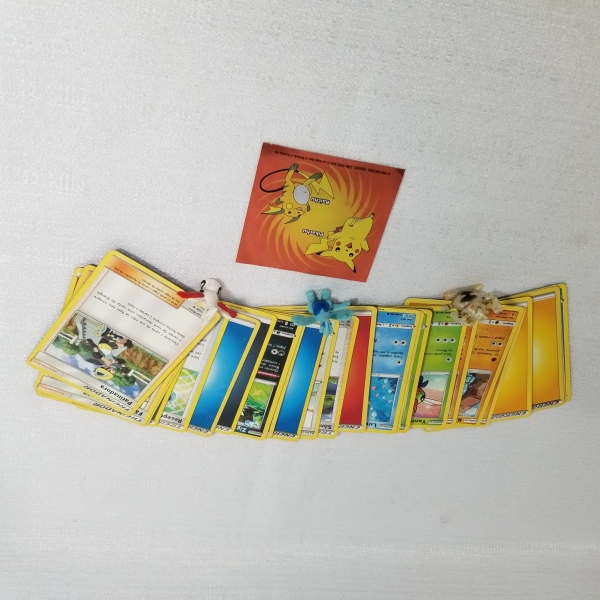 Card´s Pokemon com alguns brinquedos (variação 2). Caso as informações descritas neste lote não sejam suficientes para sanar suas dúvidas, mande um WhatsApp para (11) 91264-3806 ou envie um e-mail par