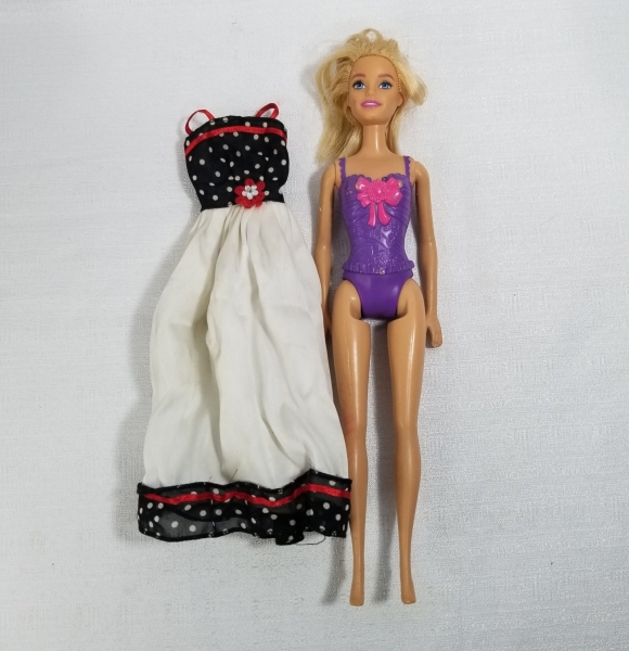 Barbie com roupa e leves cortes no cabelo. Caso as informações descritas neste lote não sejam suficientes para sanar suas dúvidas, mande um WhatsApp para (11) 91264-3806 ou envie um e-mail para contat