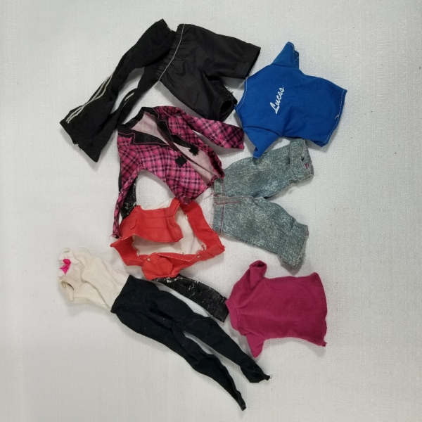 Roupas para bonecas e bonecos estilo Barbie. Caso as informações descritas neste lote não sejam suficientes para sanar suas dúvidas, mande um WhatsApp para (11) 91264-3806 ou envie um e-mail para cont