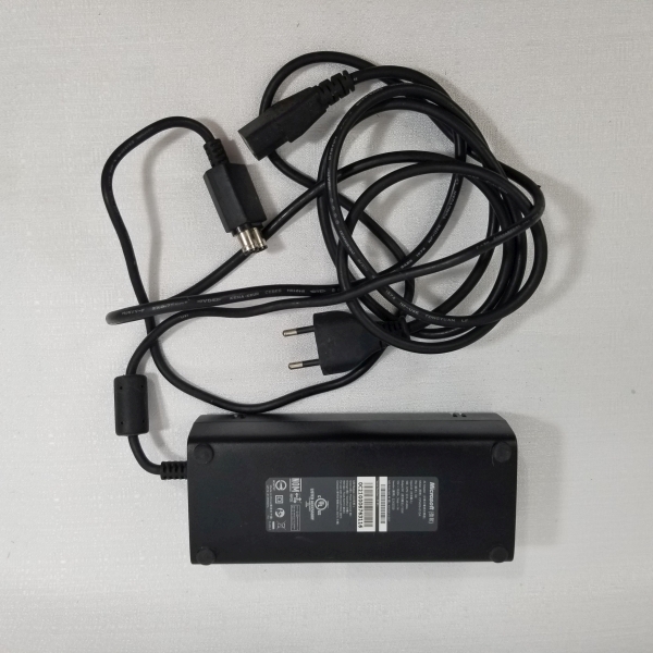 Fonte XBox 360 original funcionando. Caso as informações descritas neste lote não sejam suficientes para sanar suas dúvidas, mande um WhatsApp para (11) 91264-3806 ou envie um e-mail para contato@retr