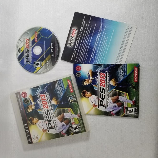 PS3 jogo PES 2013. Caso as informações descritas neste lote não sejam suficientes para sanar suas dúvidas, mande um WhatsApp para (11) 91264-3806 ou envie um e-mail para contato@retroversoleiloes.com.