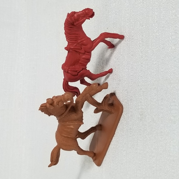 Cavalos de Plásticos. Caso as informações descritas neste lote não sejam suficientes para sanar suas dúvidas, mande um WhatsApp para (11) 91264-3806 ou envie um e-mail para contato@retroversoleiloes.c