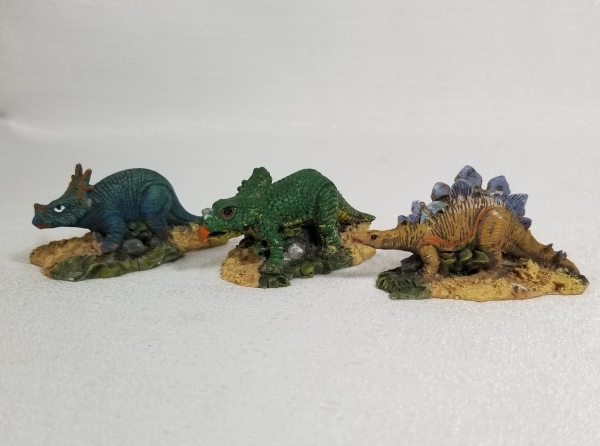 Dinossauros de resina pequenos com detalhes magnificos 6cm de comp e 3 de alt. Caso as informações descritas neste lote não sejam suficientes para sanar suas dúvidas, mande um WhatsApp para (11) 91264