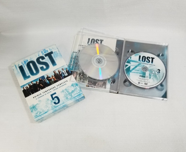 DVD´s Lost 5° temporada com 5 cd´s. Caso as informações descritas neste lote não sejam suficientes para sanar suas dúvidas, mande um WhatsApp para (11) 91264-3806 ou envie um e-mail para contato@retro
