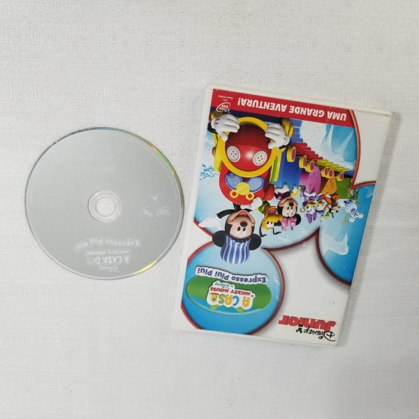 DVD Disney Junior. Caso as informações descritas neste lote não sejam suficientes para sanar suas dúvidas, mande um WhatsApp para (11) 91264-3806 ou envie um e-mail para contato@retroversoleiloes.com.