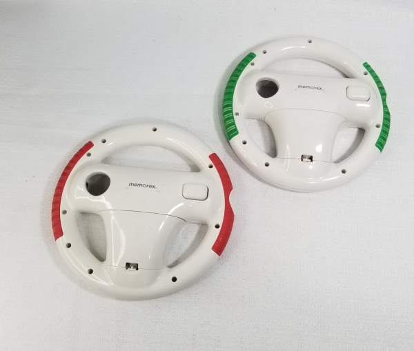 Volantes Memorex vermelho, verde com branco para o Nintendo Wii (sem teste). Caso as informações descritas neste lote não sejam suficientes para sanar suas dúvidas, mande um WhatsApp para (11) 91264-3