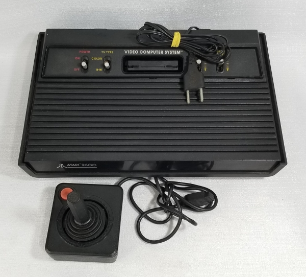 Atari 2600 com 1 controle (sem testes e sem mecanismo de saída de vídeo) . Caso as informações descritas neste lote não sejam suficientes para sanar suas dúvidas, mande um WhatsApp para (11) 91264-380