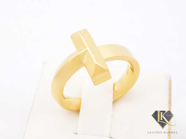 TIFFANY & Co. - Anel T1 em Ouro Amarelo 18K - Coleção Tiffany T, Aro 15, peso de 12,2 gramas. Acompanha Certificado de Garantia Leilões Karmel. (OBS: Está peça possui design exclusivo de seu fabricant