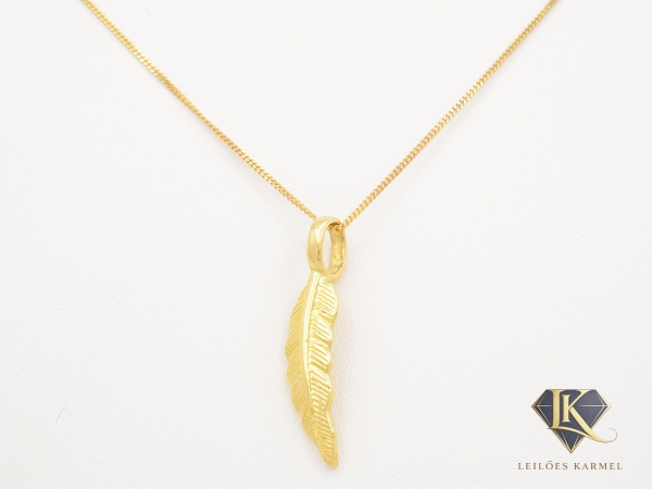 H.STERN - Colar com Diamante no Fecho + Pingente Pena (2,5cm x 0,5cm) em Ouro Amarelo 18K - Coleção Purãngaw, 43cm de comprimento, peso de 3,1 gramas. Acompanha Certificado de Garantia Leilões Karmel.