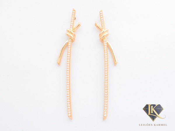 TIFFANY & Co. - Brincos Longos em Ouro Rosa 18K com Diamantes - Coleção Tiffany Knot, 5,9 cm de comprimento, peso de 8,1 gramas. Acompanha Certificado de Garantia Leilões Karmel.