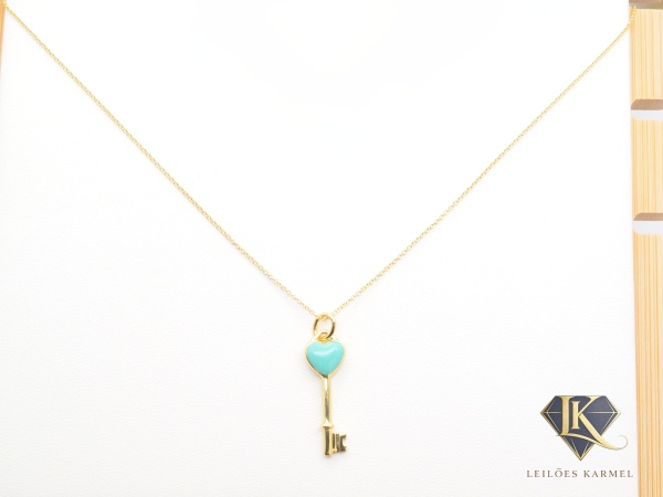 TIFFANY & Co. - Colar + Pingente Chave Coração (Esmaltado) em Ouro Amarelo 18K, 45cm de comprimento, peso de 5 gramas. Acompanha Certificado de Garantia Leilões Karmel.