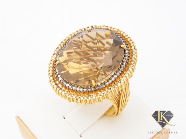VIVARA - Anel em Ouro Amarelo 18K com Pedra Central e Diamantes, Aro 13, peso de 16.7 gramas. Acompanha Certificado de Garantia Leilões Karmel.