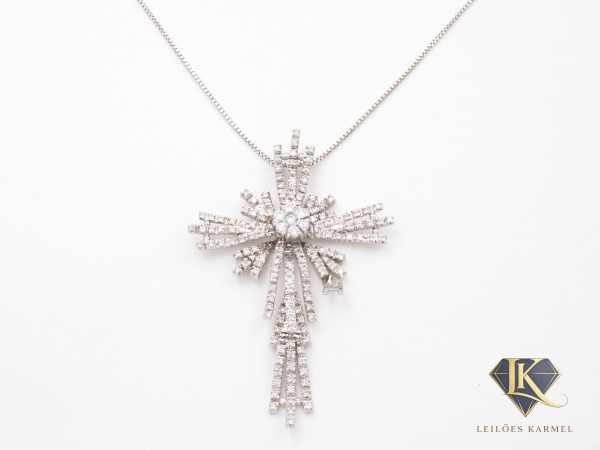 Colar + Pingente Cruz de 6.3cm x 4.1cm em Ouro Branco 18K com aprox. 2,0 Cts Diamantes, 39cm de comprimento, peso de 14 gramas. Acompanha Certificado de Garantia Leilões Karmel.