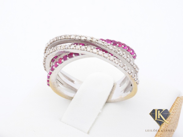 Anel Aros Cruzados em Ouro Branco 18K com Rubis e 0.50Cts de Diamantes, Lapidação: Brilhante, Aro 18.5, peso de 7.1 gramas. Acompanha Certificado de Garantia Leilões Karmel.