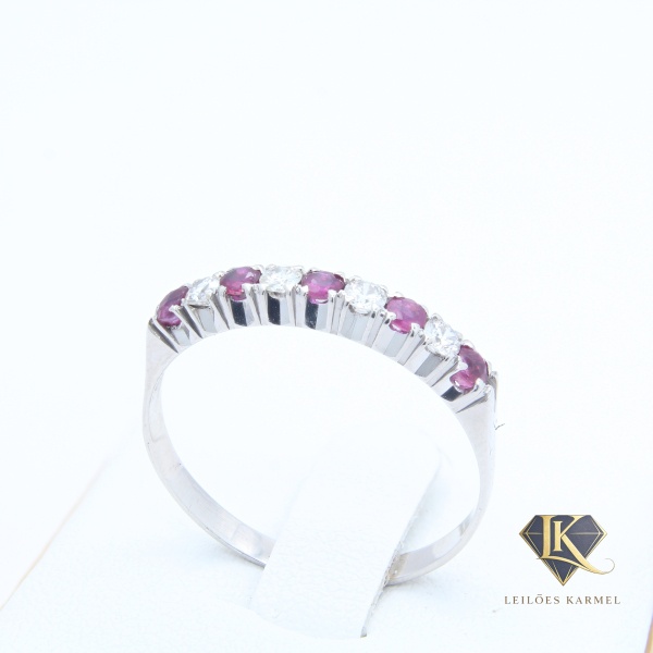 Meia Aliança em Ouro Branco 18K com Diamantes e Rubis, Aro 20, Peso de 1,8 gr. Acompanha Certificado de Garantia Leilões Karmel.