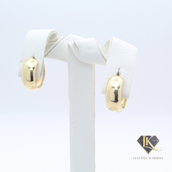 Par de Brincos Argola em Ouro Amarelo 18K, 1cm de comprimento, Peso de 2,7 gr. Acompanha Certificado de Garantia Leilões Karmel.