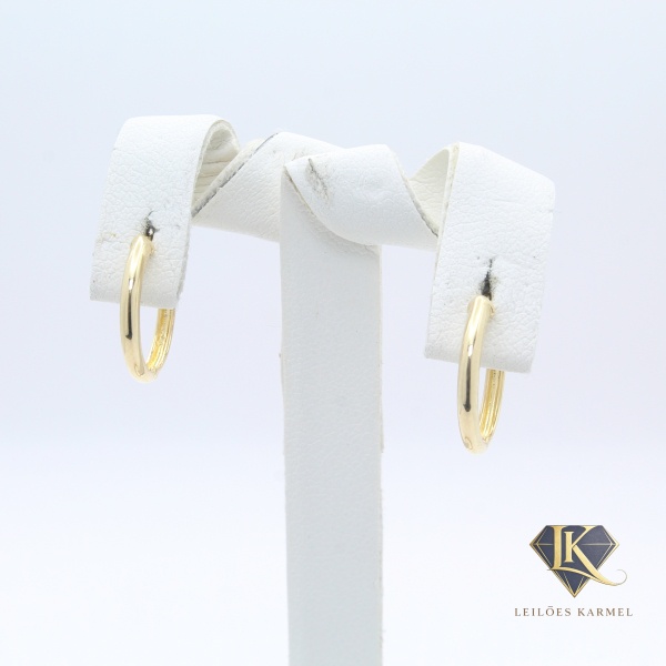 Par de Brincos Argola em Ouro Amarelo 18K, 1.4cm de comprimento, Peso de 1,4 gr. Acompanha Certificado de Garantia Leilões Karmel.