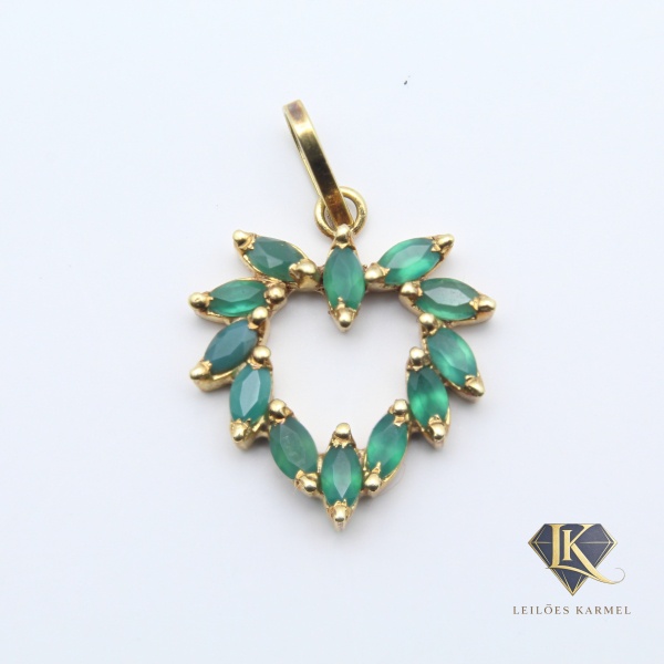 Pingente Coração em Ouro Amarelo 18K com Esmeraldas Lapidação Navete, Tamaho de 2,4cm x 1,6cm , Peso de 1,4 gr. Acompanha Certificado de Garantia Leilões Karmel.