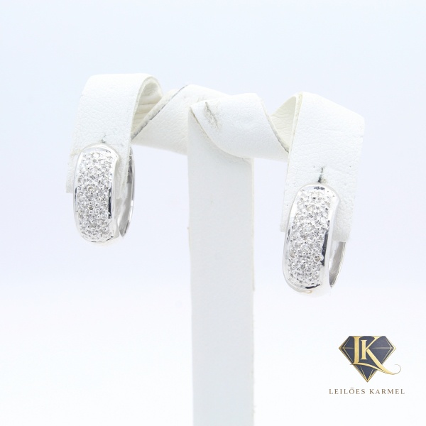 Par de Brincos Argola em Ouro Branco 18K com Diamantes, 1,5cm de comprimento, Peso de 5 gr. Acompanha Certificado de Garantia Leilões Karmel.