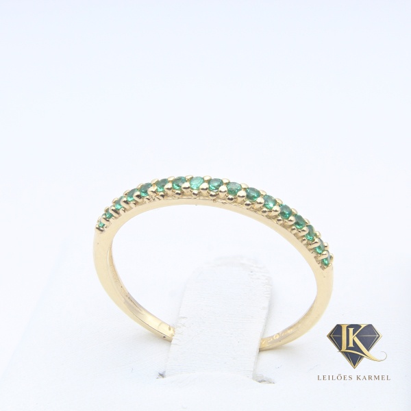 Meia Aliança Modelo Pavê em Ouro Amarelo 18K com Pedras Sintéticas, Aro 18,5, Peso de 1,4 gr. Acompanha Certificado de Garantia Leilões Karmel.