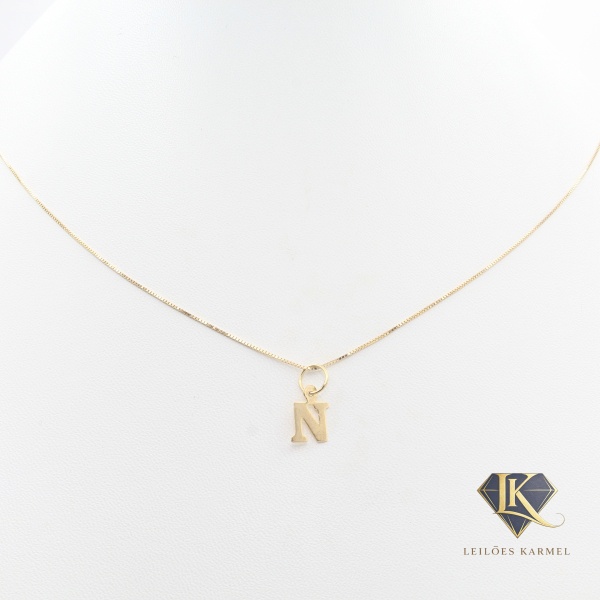Colar c/ Pingente Letra N em Ouro Amarelo 18K, 43cm de comprimento, Peso de 1,1 gr. Acompanha Certificado de Garantia Leilões Karmel.