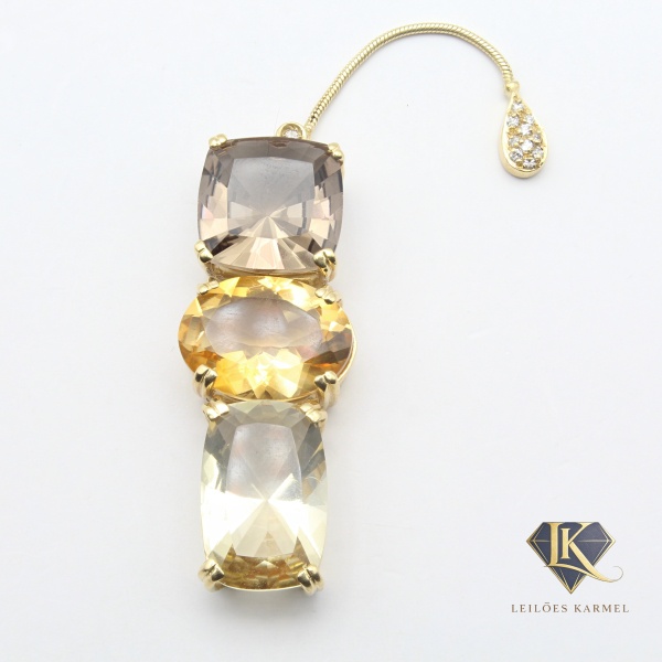 Pingente em Ouro Amarelo 18K com Citrino, Quartzo Fumê e Diamantes, Tamaho de 7,5cm x 1,4cm , Peso de 8,3 gr. Acompanha Certificado de Garantia Leilões Karmel.