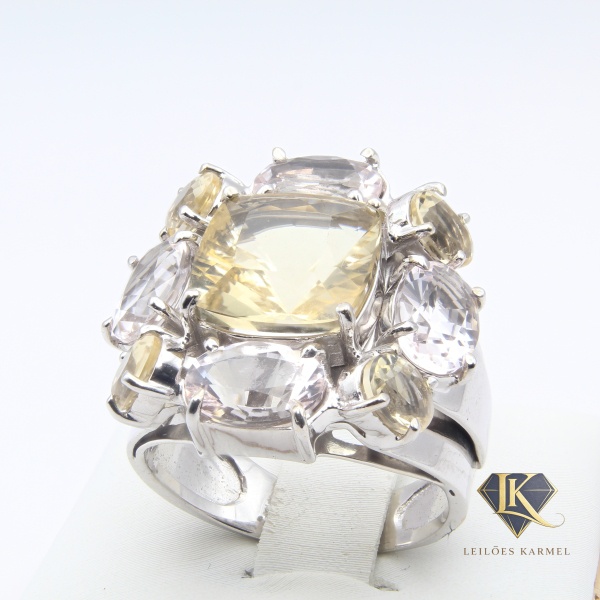 Anel Ana Rocha & Appolinario em Ouro Branco 18K com Citrinos e Ametistas, Aro 20, Peso de 14,5 gr. Acompanha Certificado de Garantia Leilões Karmel.
