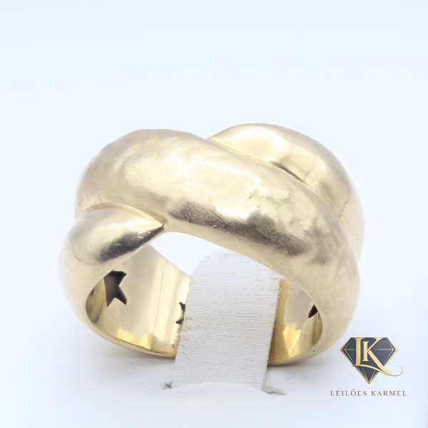 Anel Design X (Liso e Martelado) em Ouro Amarelo 18K, Aro 20, Peso de 9,6 gr. Acompanha Certificado de Garantia Leilões Karmel.