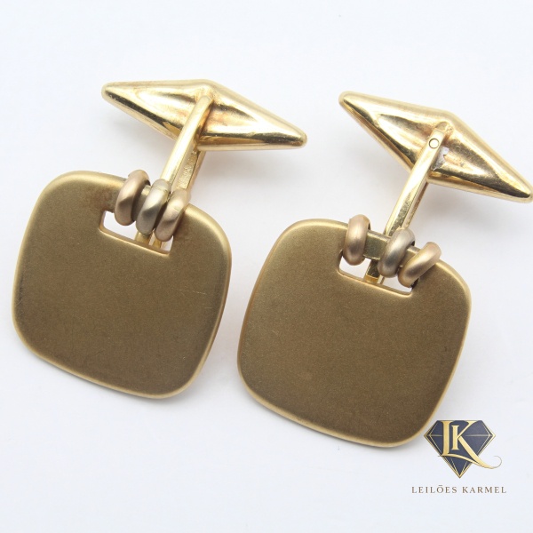 Par de Abotoaduras em Ouro Amarelo 18K, 2,5cm de comprimento, Peso de 12,2 gr. Acompanha Certificado de Garantia Leilões Karmel.