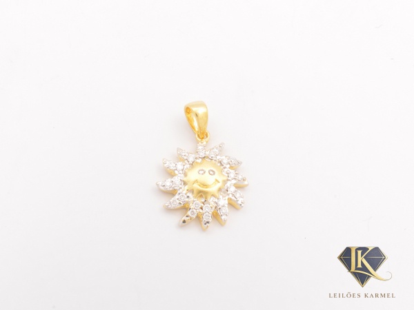 Pingente Sol em Ouro Amarelo 18K com 0,79 Cts de Diamantes, Lapidação: Brilhante, Cor: H e Pureza: VS, tamanho de 2cm x 0,9cm, peso de 2,3 gramas. Acompanha Certificado de Garantia Leilões Karmel. (OB