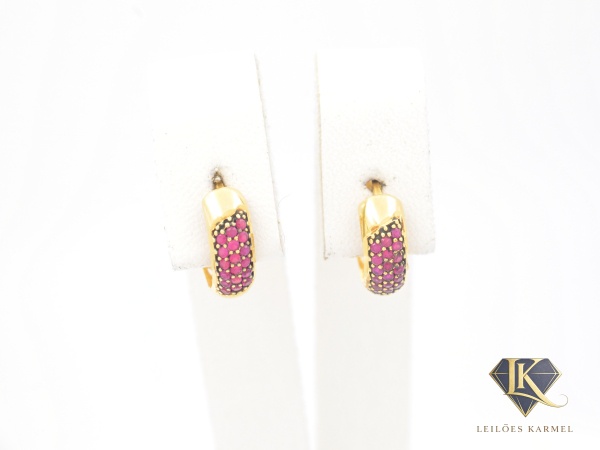 Brincos em Argola Ouro Amarelo 18K com Pedras, 1,1cm de diâmetro, peso de 1,6 gramas. Acompanha Certificado de Garantia Leilões Karmel.